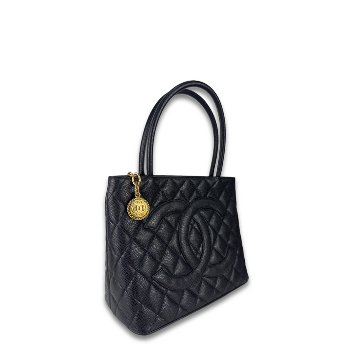 【CHANEL】black caviar medallion shoulder bag★トートバッグ CHANEL CC Logo Caviar Quilted Leather Medallion Bag Black